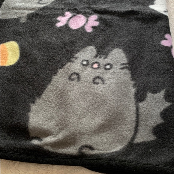 Pusheen Box Halloween Throw Blanket - Picture 2 of 8